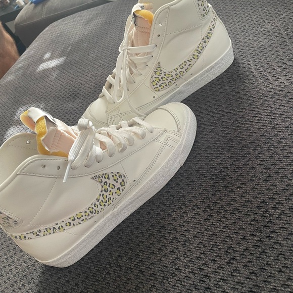 Size 8.5 nike blazers WORN ONE TIME they fit small so I’m selling them - Picture 5 of 6